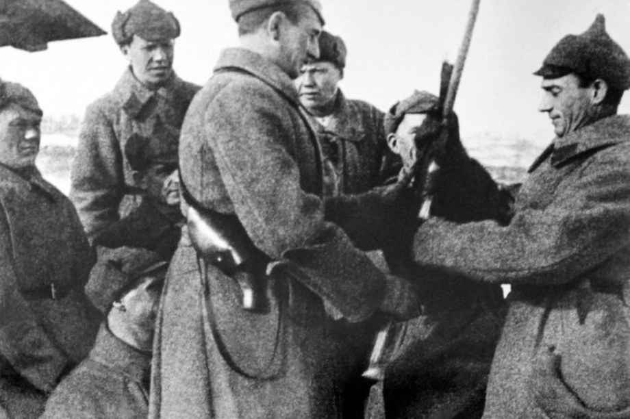 Камчатцев приглашают присоединиться к конкурсу «Брат на смену брату: традиция продолжается!». На фото: Вручение Петру Котельникову личного оружия его брата